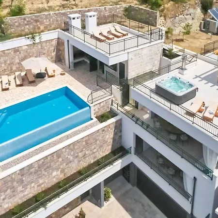 ヴィラ Luxury Mladenka イェセニツェ