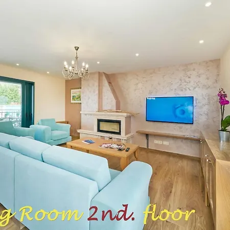 Luxury Mladenka 예세니체